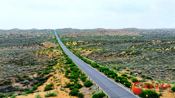 武威市古浪县"四好农村路":串起黄金奶源带 延伸绿洲治沙路