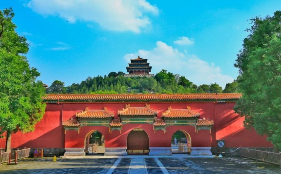 是登高俯瞰京城,观赏故宫全景的最好地方西邻北海公园南接故宫神武门