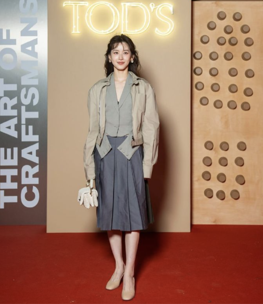 30岁章泽天被偶遇:扎麻花辫看球像18岁,见到生图我直呼刘强东好福气