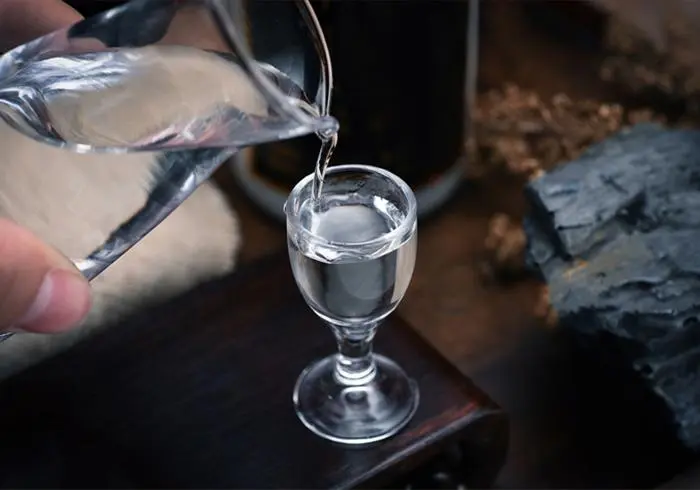 浓香型白酒中的哪些酚类物质明显高于其他香型?