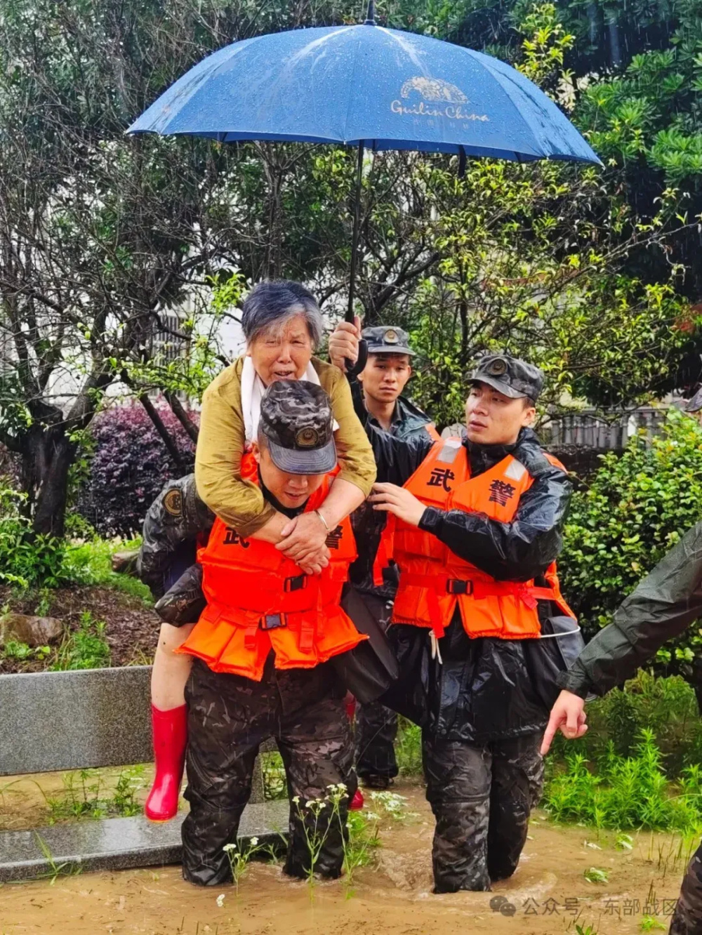 洪水中的军民鱼水情