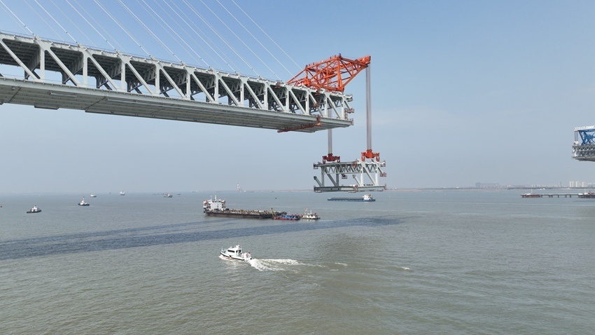 常泰长江大桥完成主航道桥钢桁梁龙年首吊