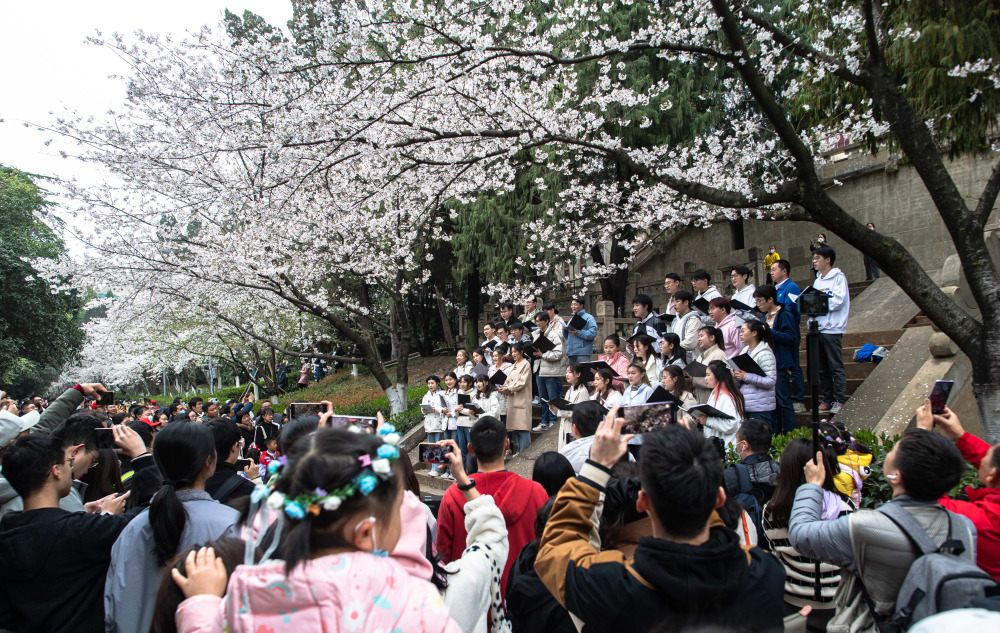 新华社记者 肖艺九 摄3月18日,来自各地的抗疫医