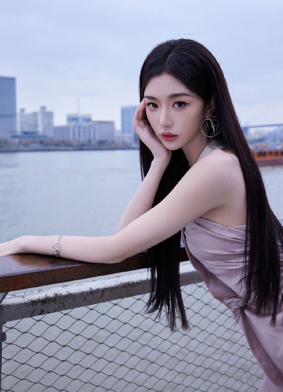 孔雪儿上海江边露背写真!大胆秀美背好撩人 肤若凝脂美丽"冻"人