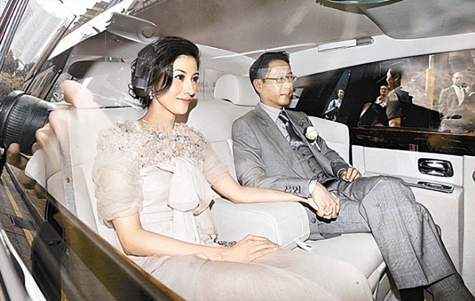 15年前,李嘉欣和许晋亨在许家大宅举办了世纪婚礼,当年的婚礼现场让