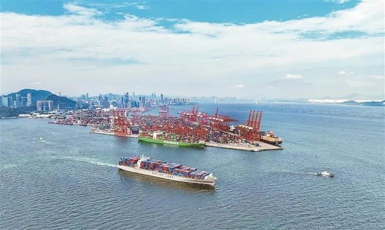 繁忙的深圳港西部港区2024年6月8日是第十六个世界海洋日和第十砌个