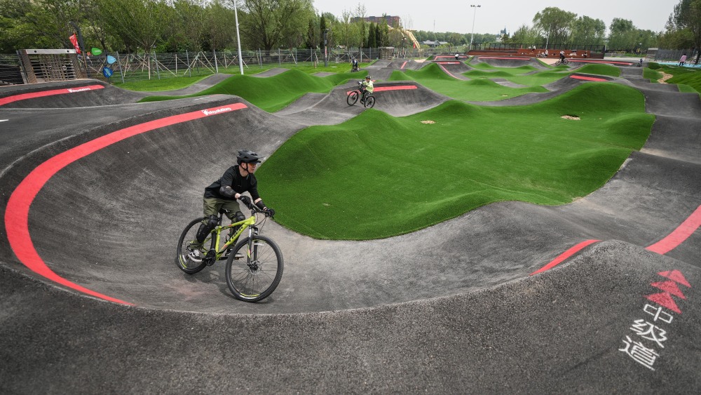 (体育)在世界最大泵道公园 感受极限运动魅力