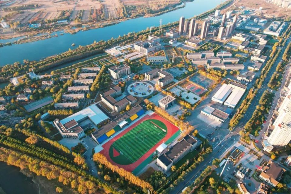 沈阳工学院位于沈阳,抚顺交界处的沈抚改革创新示范区,校园北依浑河
