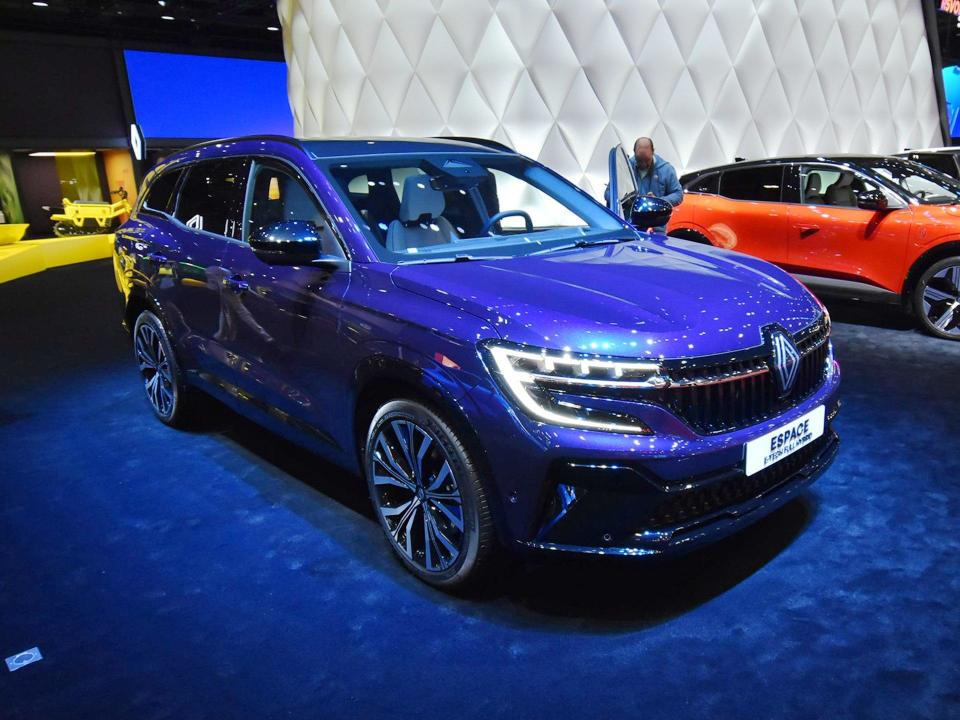 新车前脸部分采用了标准的suv布局,直瀑式大嘴格栅有着巨大的雷诺车标