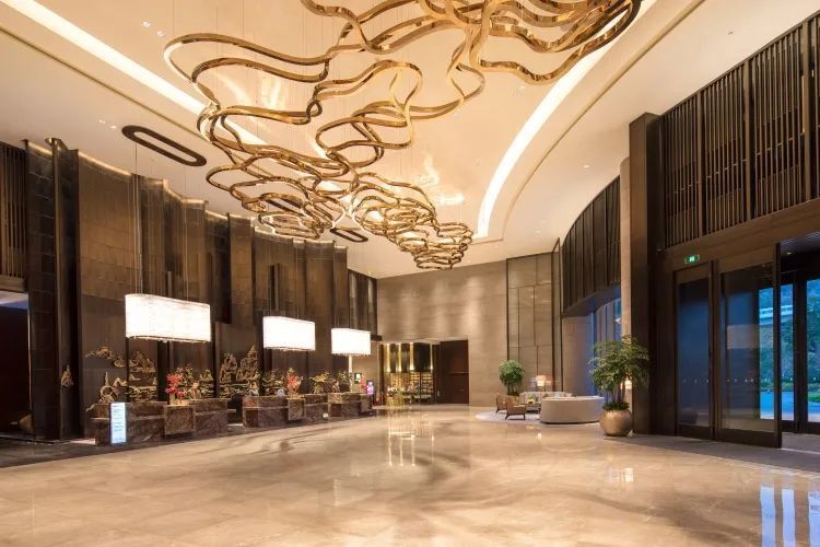 酒店面向海沧湾,背靠大屏山,依山傍海,风景秀美,看尽厦门本岛繁华.