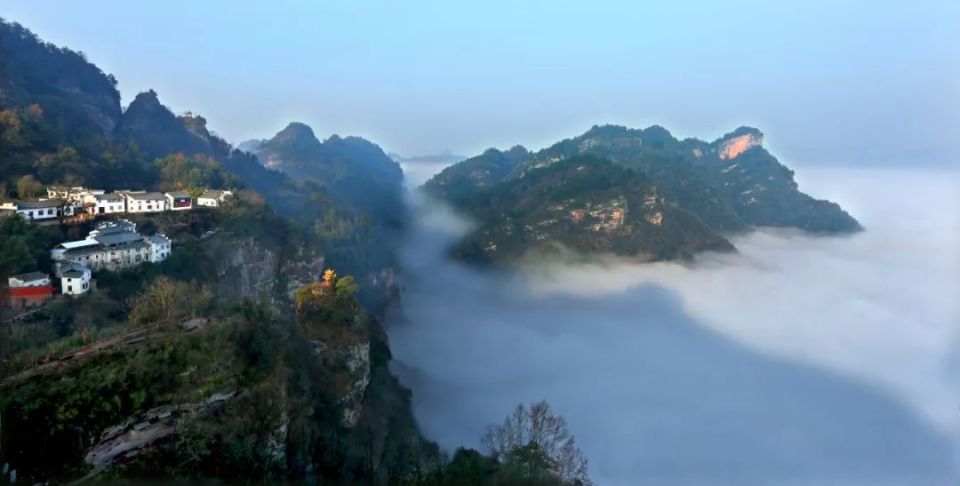 追溯到清朝,齐云山被乾隆皇帝题为天下无双胜地,江南第一名山