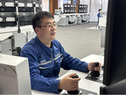 青岛港远程操控司机王鹏获第二届全国职业技能大赛银牌_腾讯新闻