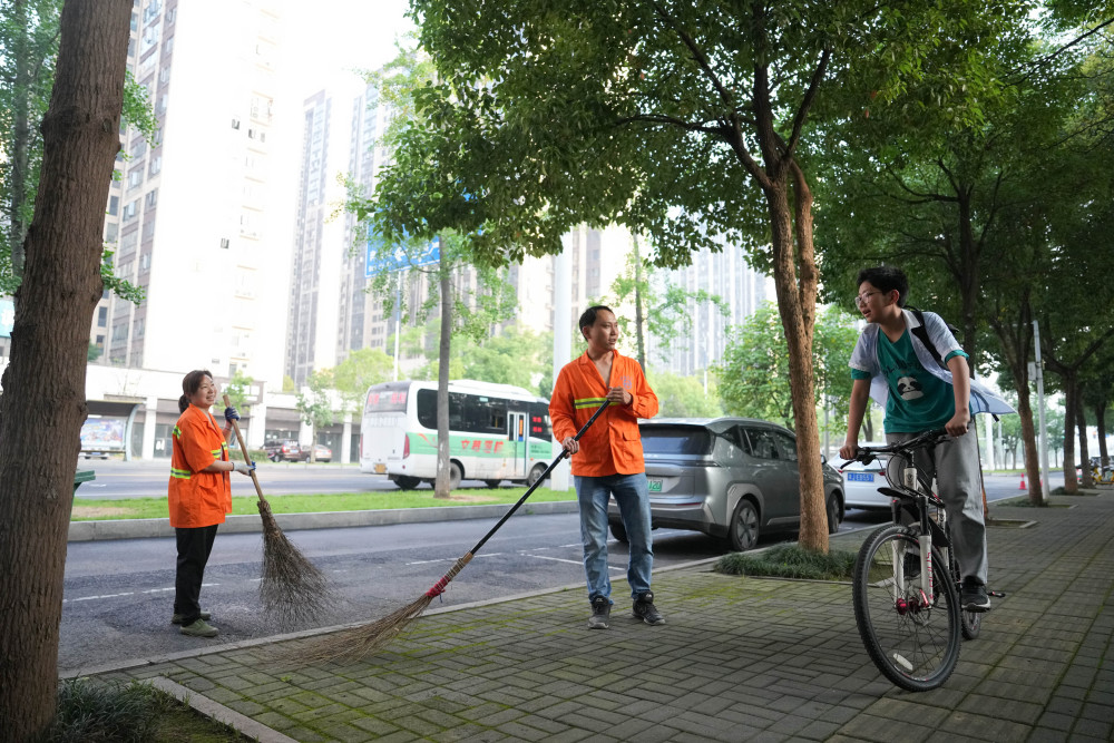 新华全媒 丨我帮妈妈扫大街——小手握扫帚 温情暖街头