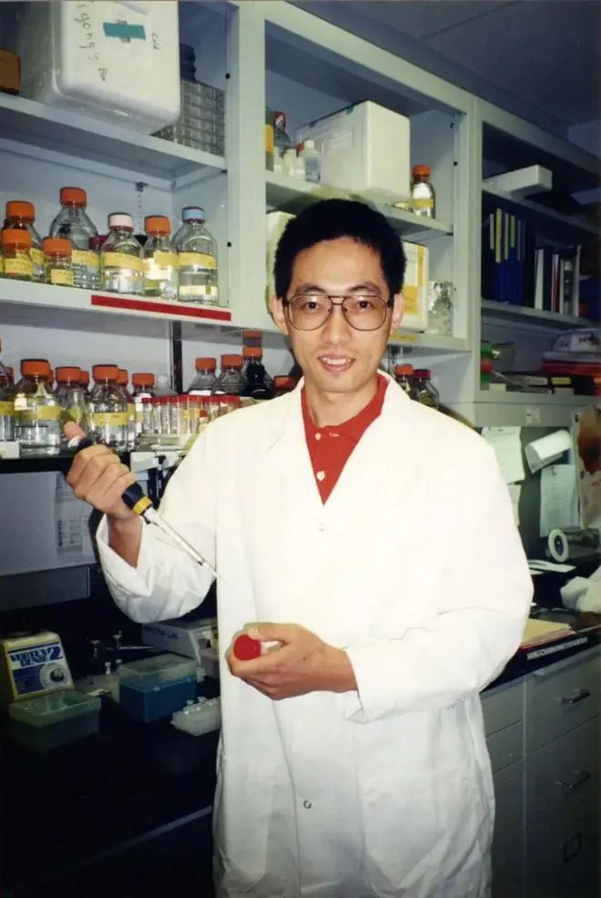 施一公首部作品发布|杨振宁:读到中国知识分子的内心世界_腾讯新闻