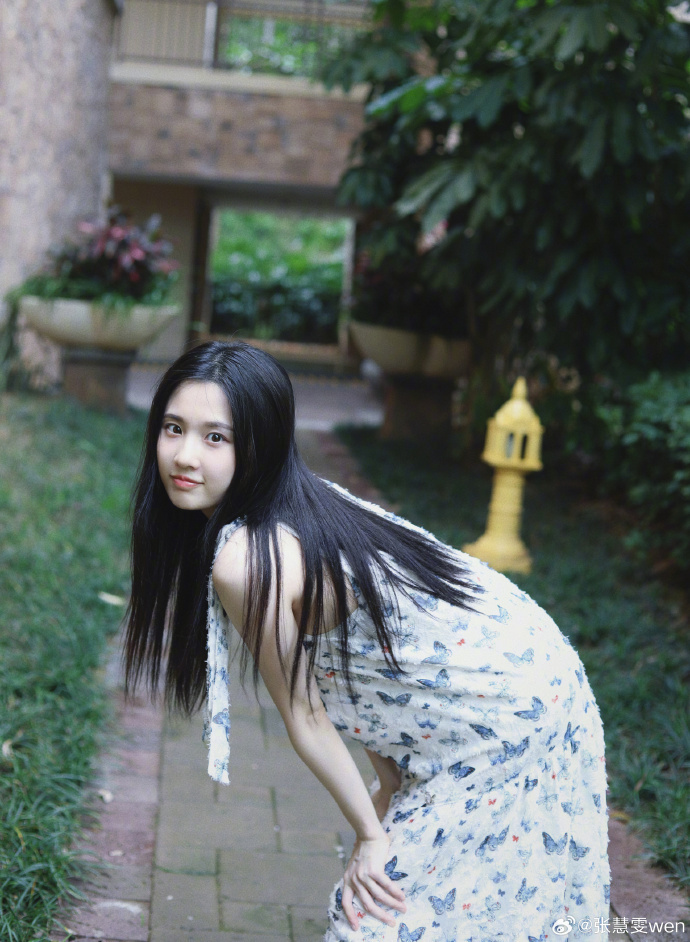 张慧雯端午节晒美照,俏皮灵动超可爱,温婉恬静宛如初恋