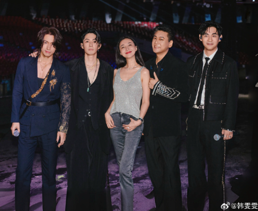 朱孝天老婆和F4合影引争议，网友：中间位置永远属于杉菜