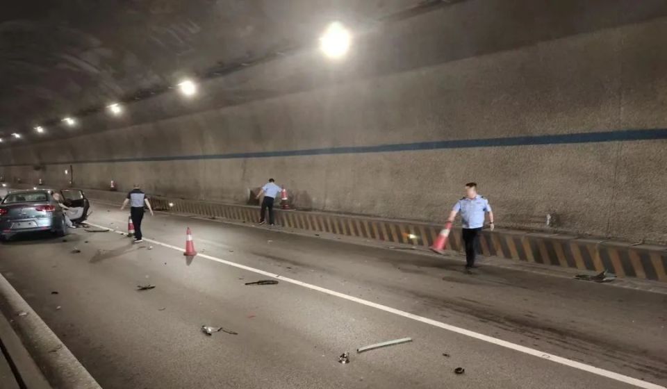 益阳一高速路段小车追尾大货车,车辆损毁严重冒烟!车上人员受伤被困!