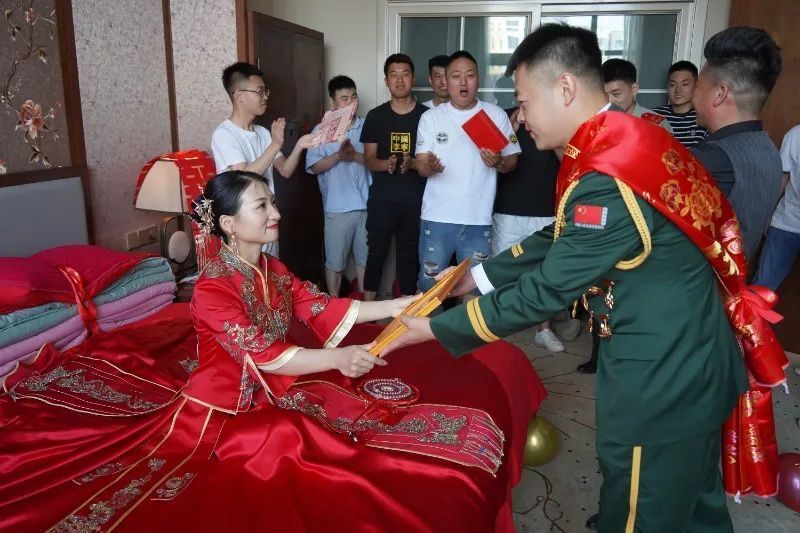 省蒲城县相关领导结婚的大喜日子6月13日,是现役军人何振飞捧着立功喜