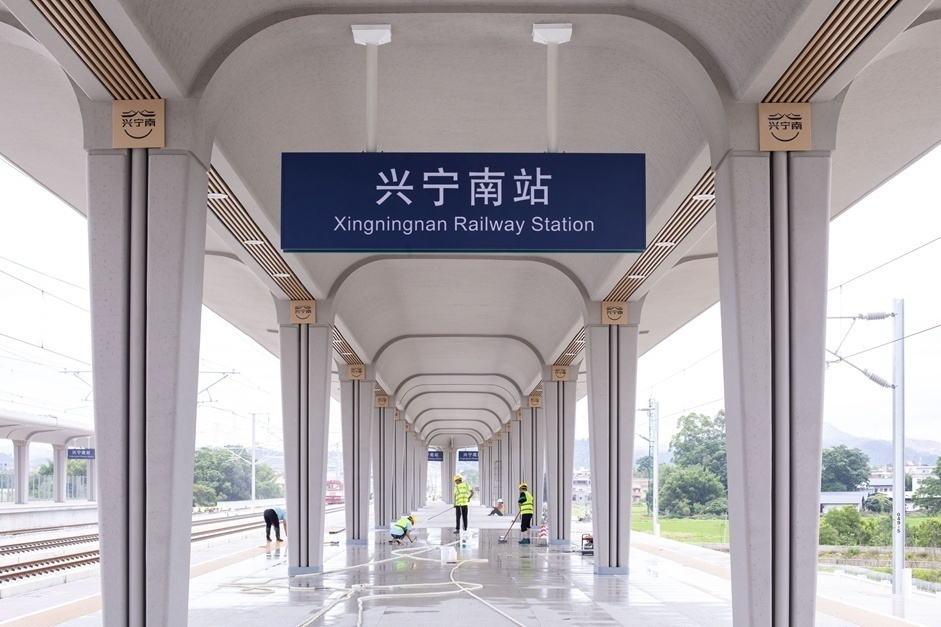 梅龙高铁探营:预计9月底具备开通条件 兴宁南站造型如"花灯"