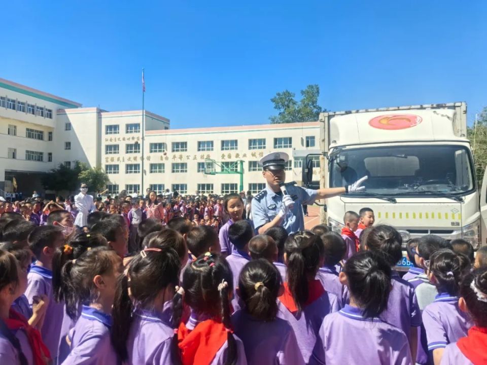 新疆交警发出儿童节交通安全"大礼包"