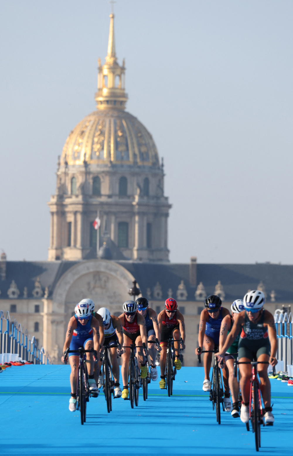 巴黎奥运会举行铁人三项测试赛
