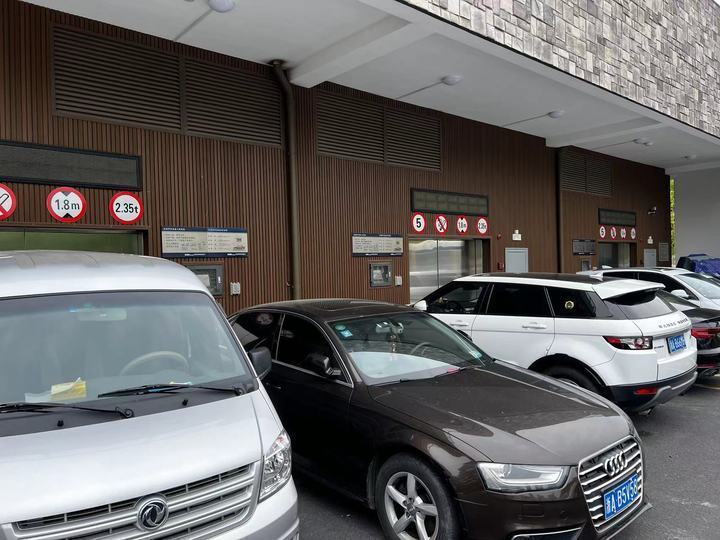 杭州这个小区里的停车库为什么还荒着？