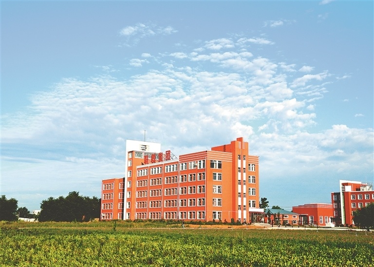 甘南县职业教育中心学校.职业学院教授带领学生进行大豆有性杂交试验.