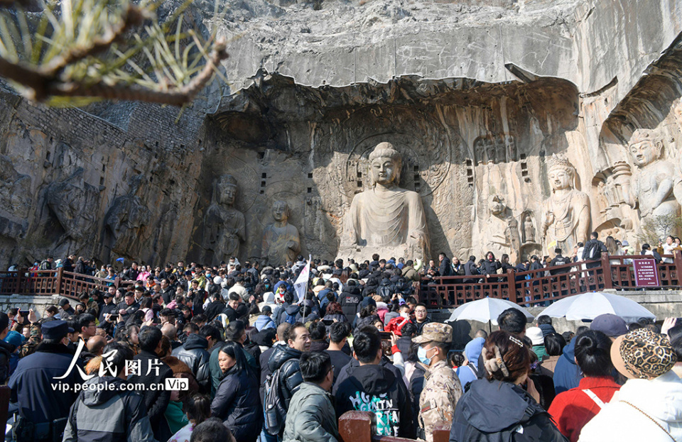 河南洛陽:龍門石窟景區人流如織_騰訊新聞