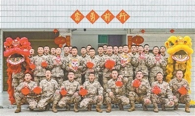 中队部分官兵在宿舍楼前为张宇拍摄"全家福".