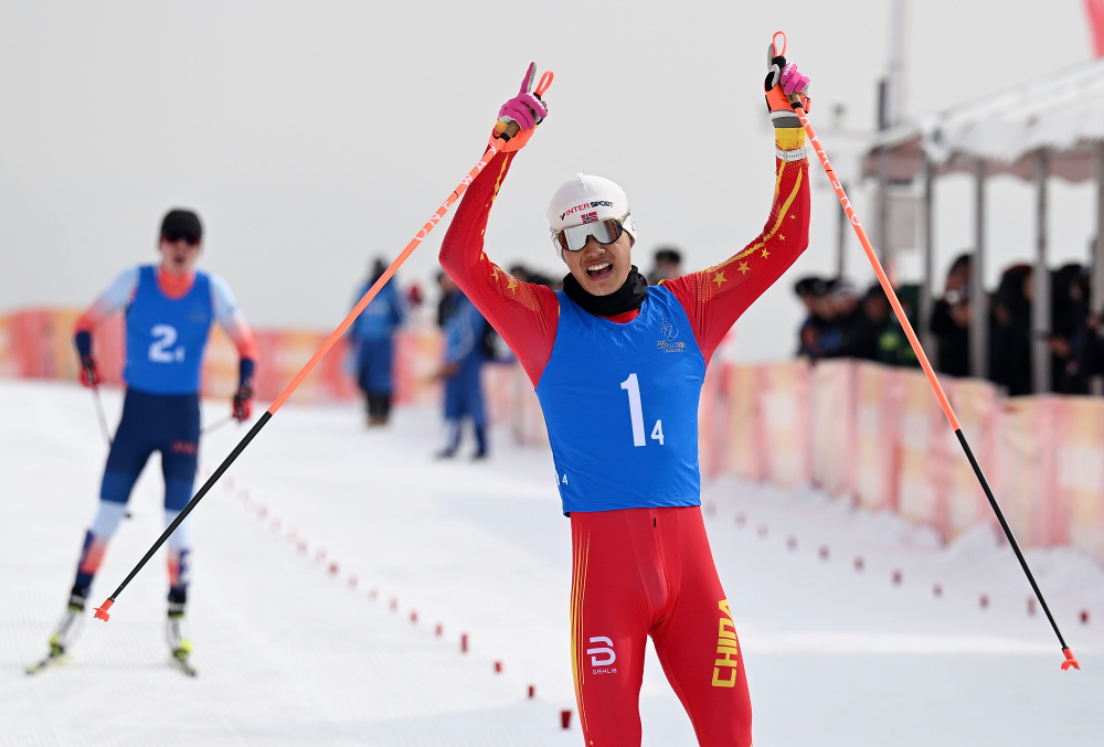 新华社记者 黄博涵 摄2月26日,河北队选手马德辉(右)在比赛中.新