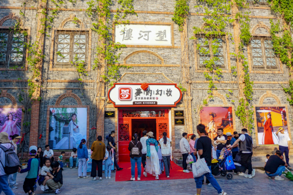 台儿庄古城榴裙翩跹国风拂,最美水乡展新姿