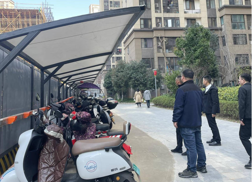 白沙洲街道建好电动车棚让电动车安全归位
