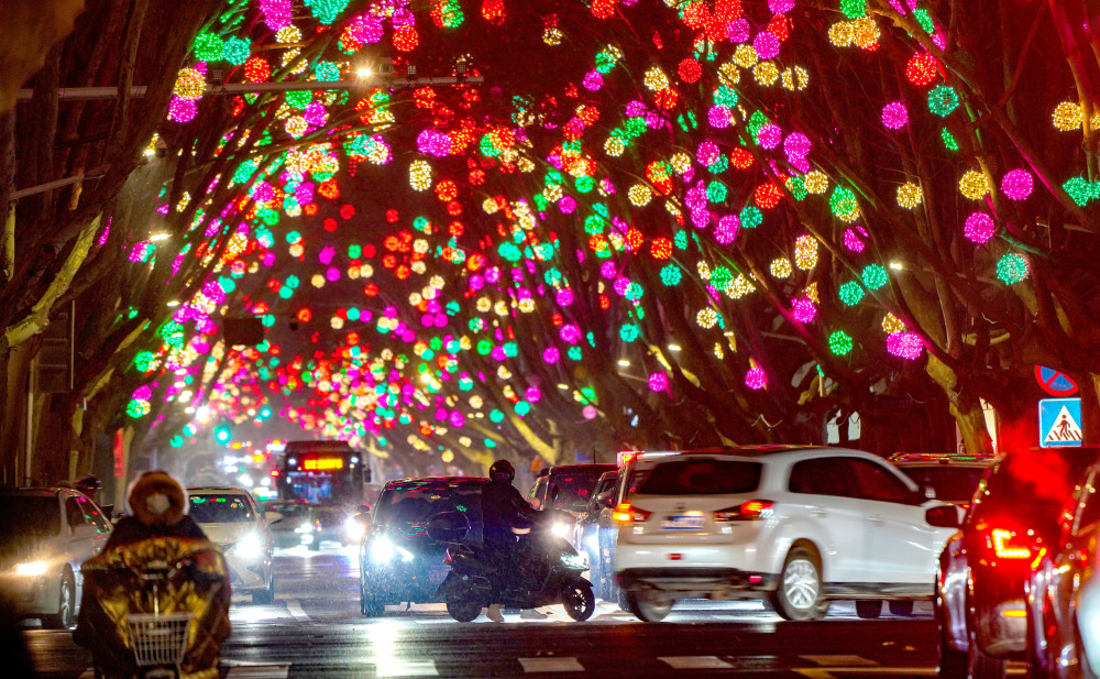 彩灯高挂迎新春