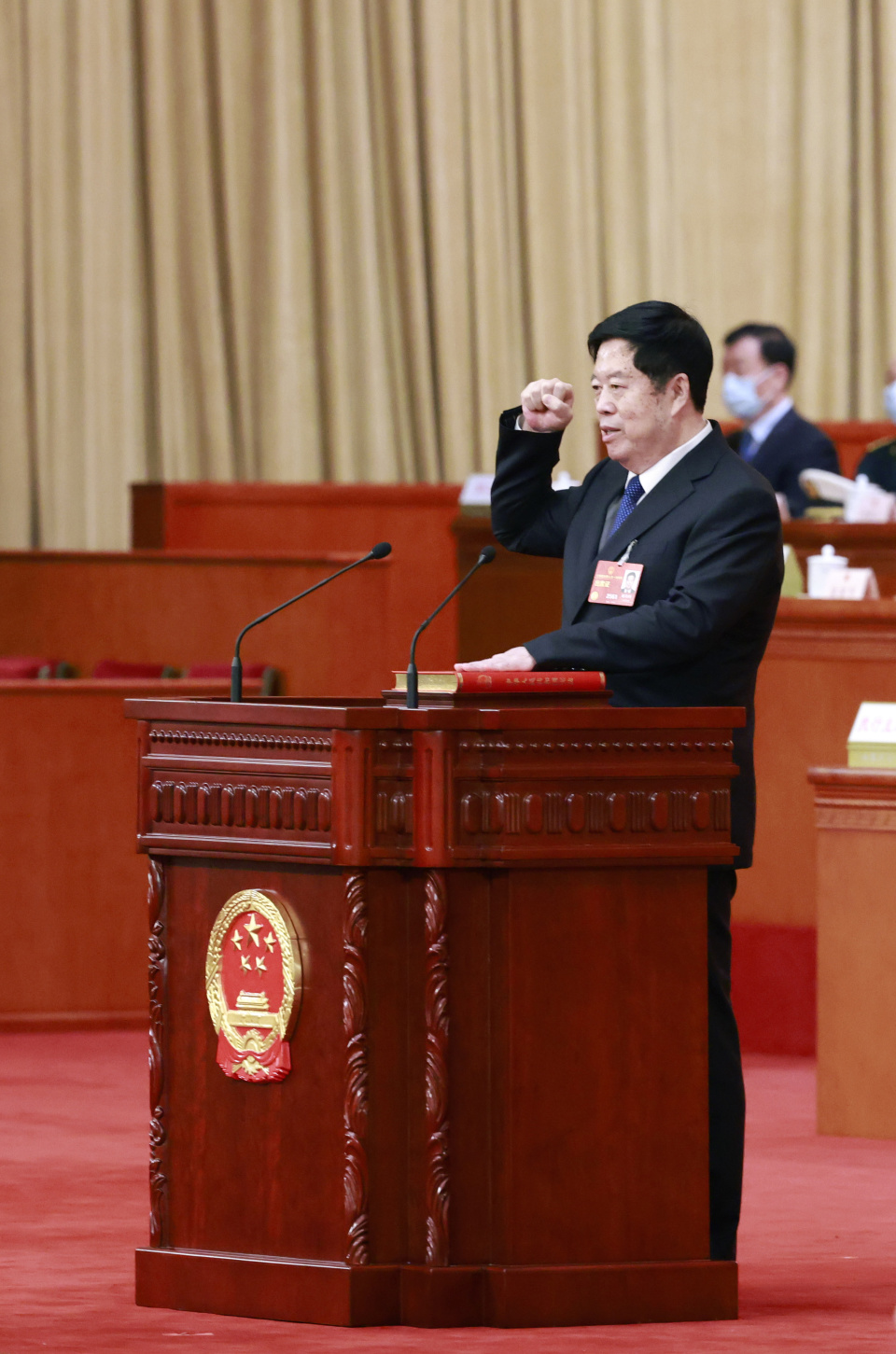 (两会)国家监察委员会主任刘金国进行宪法宣誓
