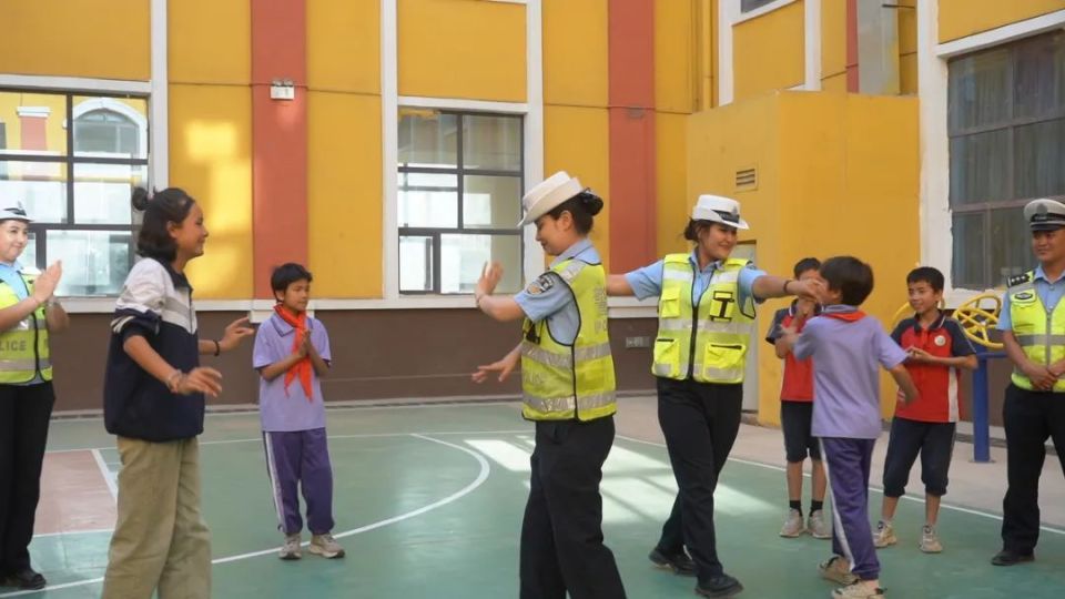 新疆交警发出儿童节交通安全"大礼包"