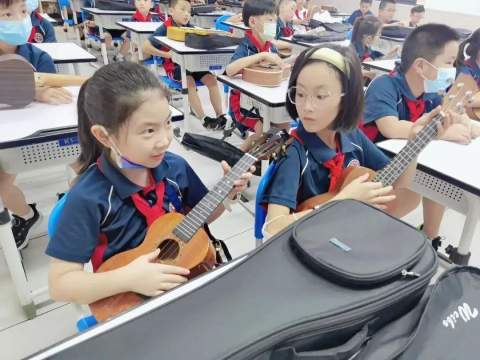 能力和专业倾向,发现潜在的优势和兴趣,提供学业选科,外语语种选择