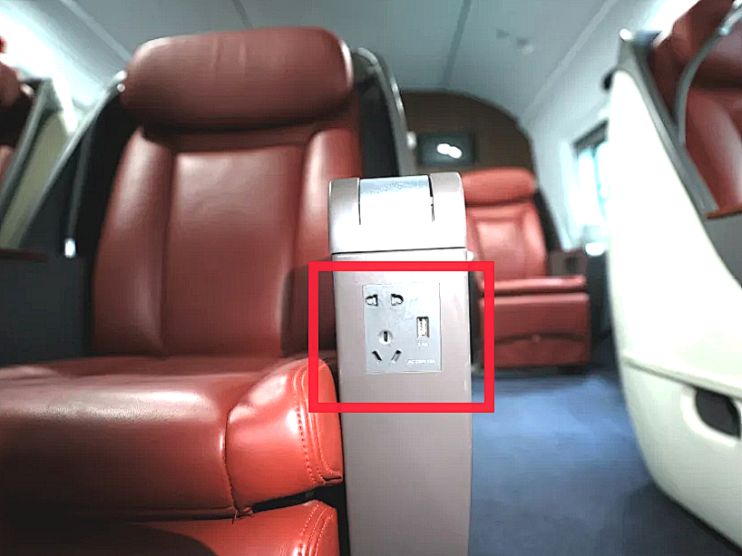 【和谐号系列】二等座席的插座设置在座椅的下方一等座席的插座设置在