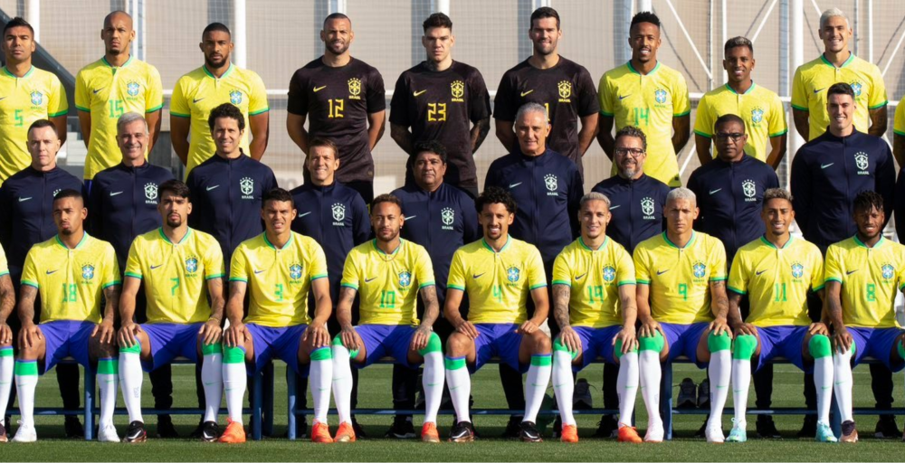 巴西队拍全家福弗雷德c位,理查利森拽起来:起开!这是内马尔的座位