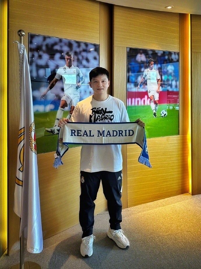 樊振东赠送签名礼物,皇马官方致谢:顶峰相见!hala madrid!_腾讯新闻