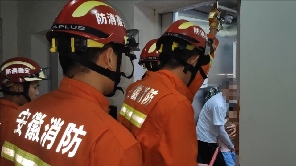 多人被困电梯!