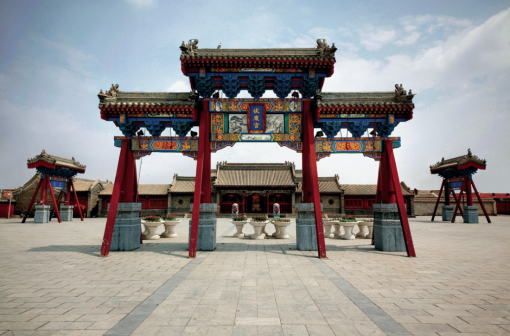 到六月十五多伦庙会会馆内的演出活动达到高潮,传唱百年的山西梆子