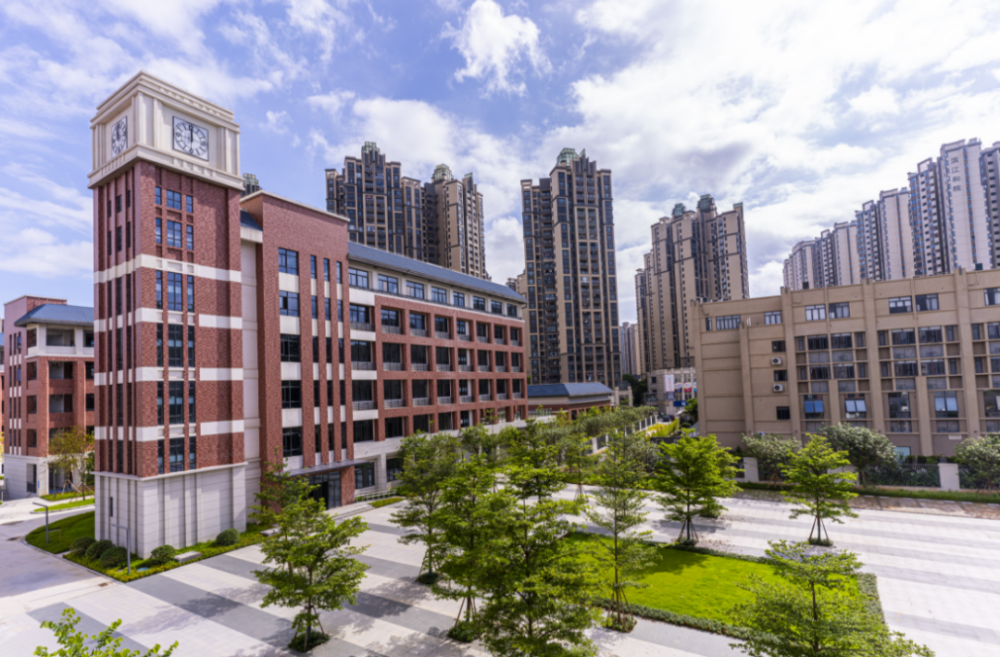 8月20日和21日,江门市华侨中学新校区,江门市紫茶小学滨江校区相继