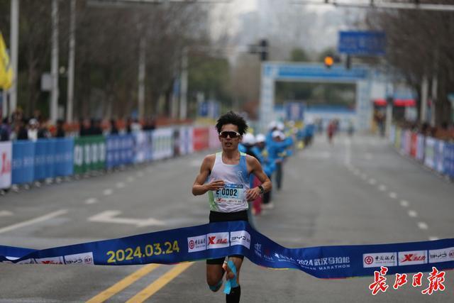 长江日报记者金振强 摄张德成今年27岁,来自山东,是一名专业马拉松