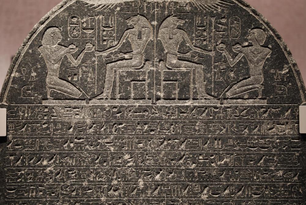 向图特摩斯三世献礼石碑此外,展览还展出了几幅上海博物馆藏的古埃及