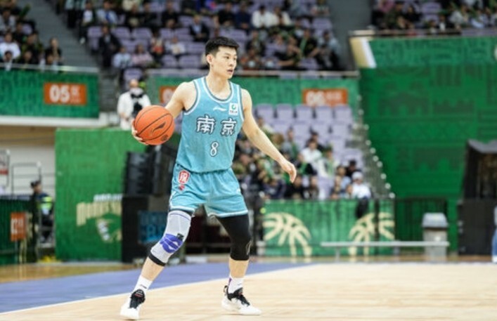 此役,同曦球员王岚嵚出战38分钟,投篮17中11,三分6