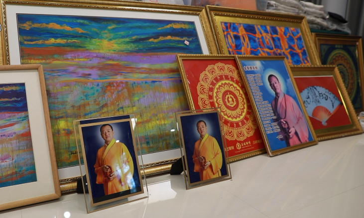 反邪教警示教育:抱着"师父"画像不许人碰,大肆为境外"师父"敛财