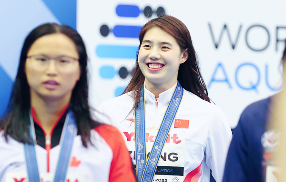 25秒17张雨霏小组第一晋级决赛出发落后大逆转强势冲击金牌
