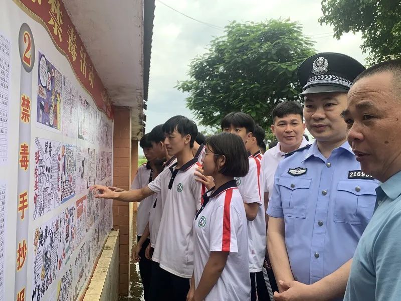 活动伊始,学生代表登台进行禁毒演讲,紧接着,曲界中学的讲师向在场