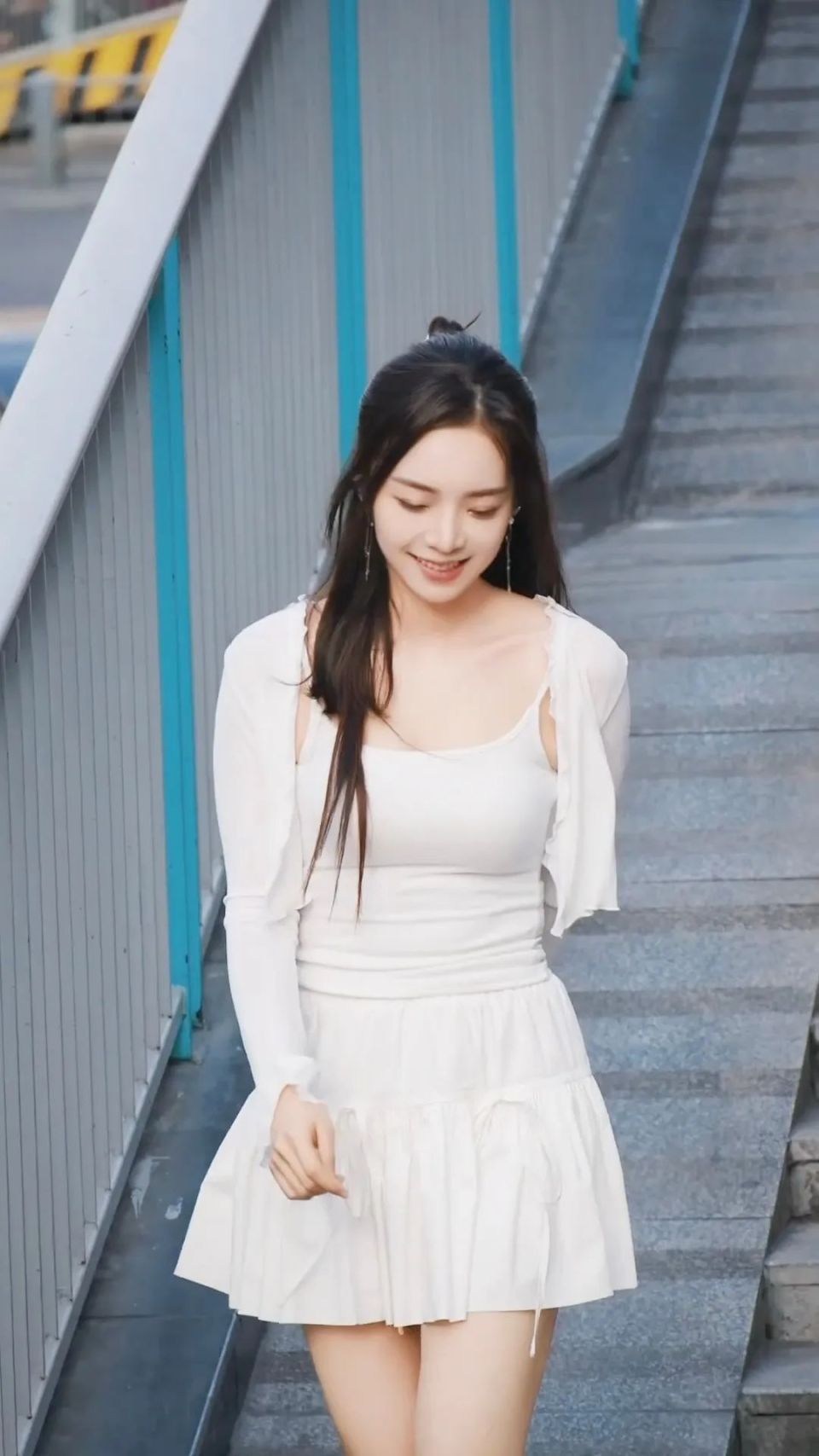 【lpl老婆】余霜来到四川大学,青春洋溢好像女大学生