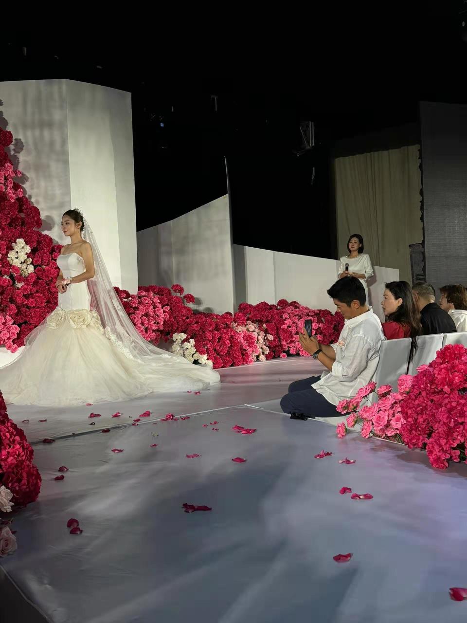 霍思燕杜江出席路人婚宴,素颜穿淡雅连衣裙,网友:太接地气了!